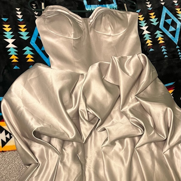 Beautiful high low front slit strapless gown - Picture 3 of 10